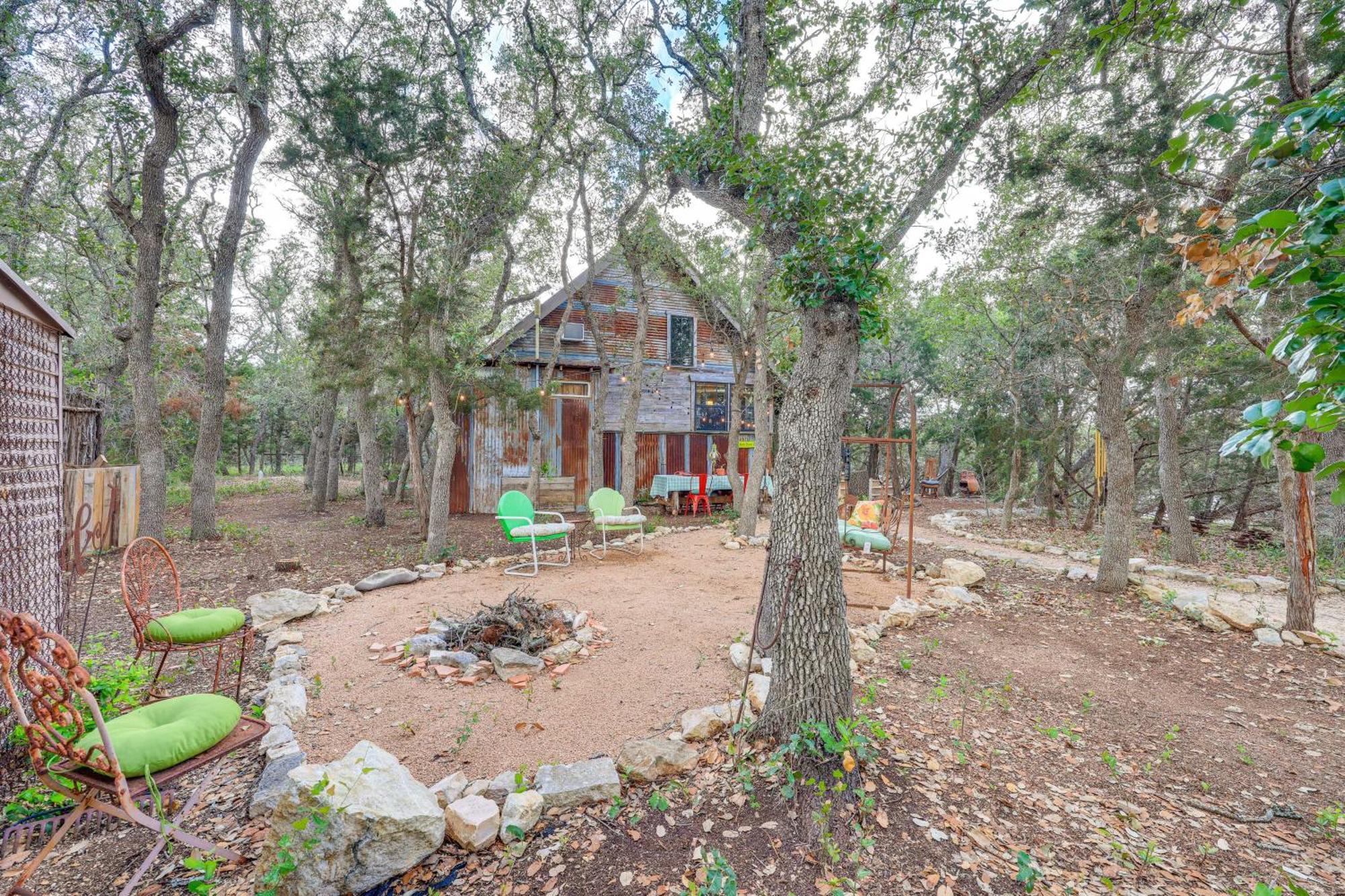 Pet-Friendly Wimberley Cabin With Fire Pit And Hot Tub Eksteriør bilde