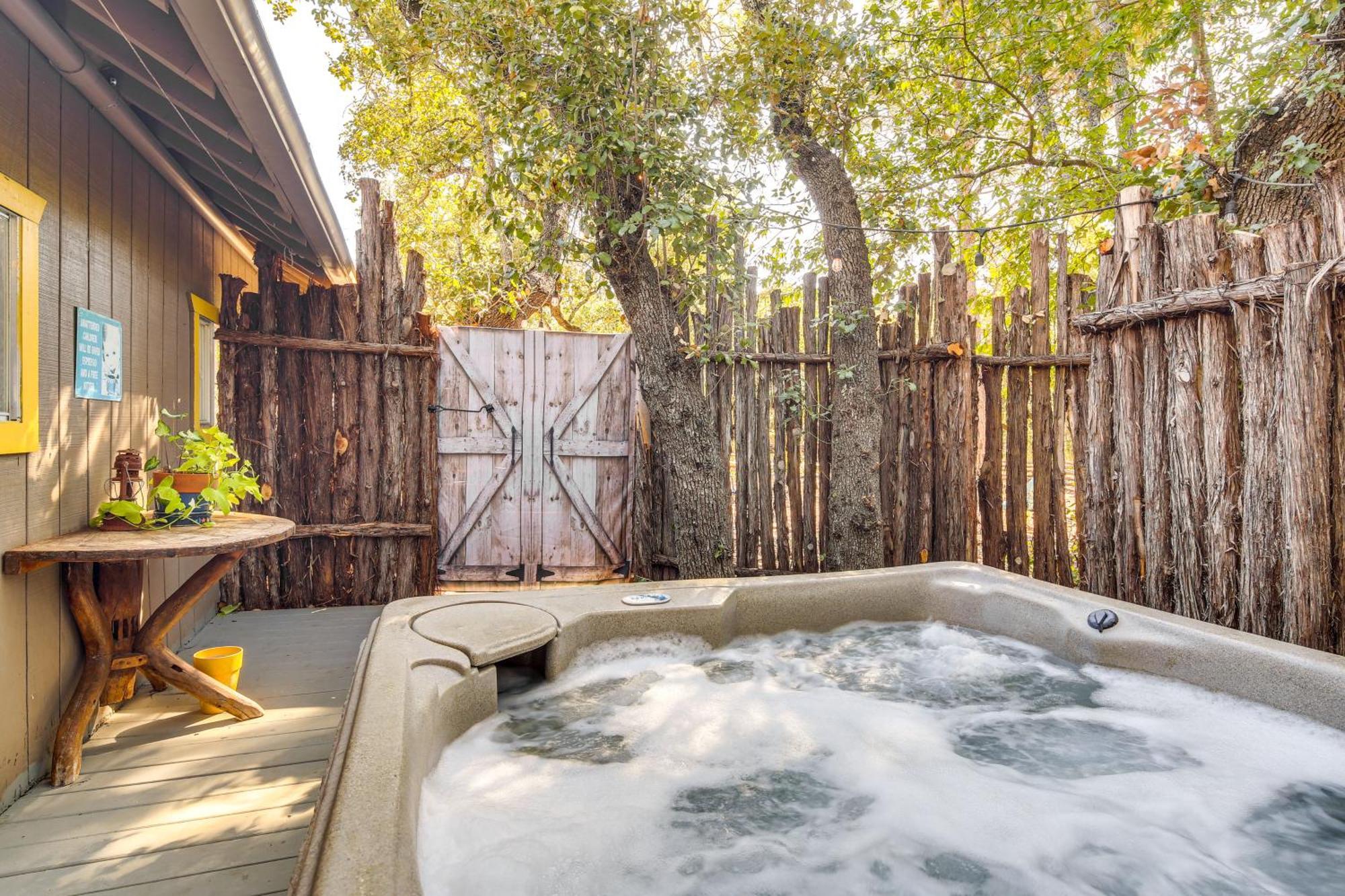 Pet-Friendly Wimberley Cabin With Fire Pit And Hot Tub Eksteriør bilde